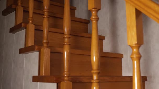 Мужские Ноги Джинсах Черных Носках Поднимаются Деревянной Лестнице Вид Сбоку — стоковое видео