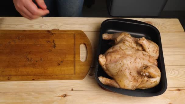 Las Manos Una Mujer Toman Una Bandeja Pollo Con Especias — Vídeo de stock