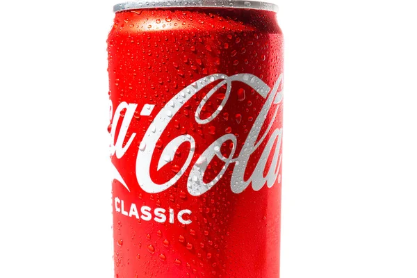 一罐可口可乐的特写 其表面被白色背景隔离的水滴所覆盖 可口可乐经典冷饮 2021年12月15日 俄罗斯克拉斯诺达尔 — 图库照片