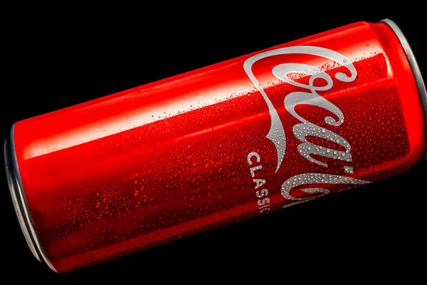 Coca Cola 330Ml Aluminium Blikje Met Waterdruppels Een Zwarte Achtergrond — Stockfoto