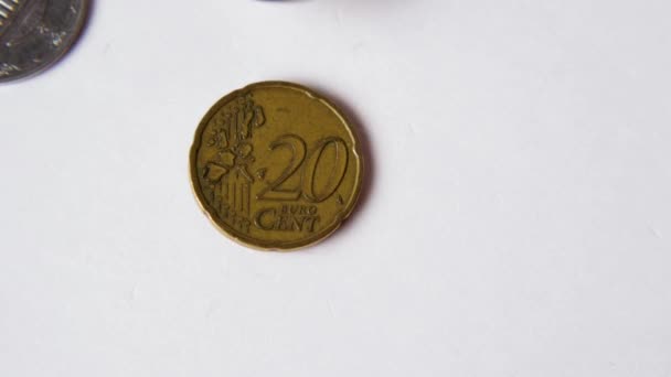Eine Gelbe Münze Mit Einem Nennwert Von Eurocent Fällt Auf — Stockvideo