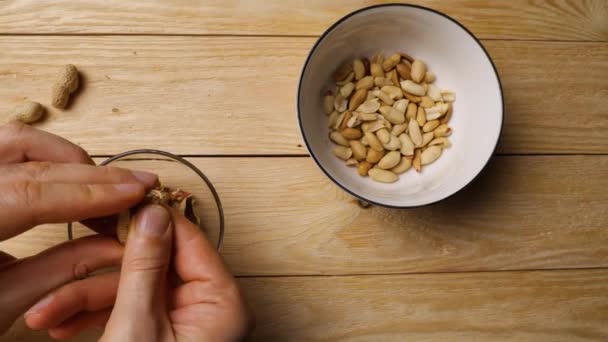 Imagens Câmara Lenta Homem Descascar Amendoins Das Suas Conchas Numa — Vídeo de Stock