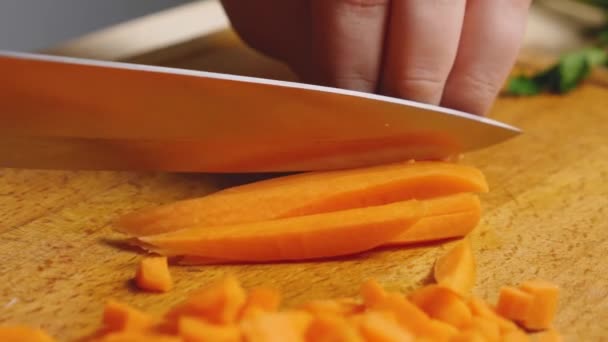 Cortar Zanahorias Una Tabla Cortar Pajitas Luego Cubos Comida Sana — Vídeos de Stock