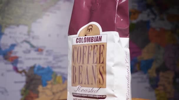 Dünya Haritasının Önünde Bir Paket Türk Kolombiya Kahvesi Parallaks Etkisi — Stok video