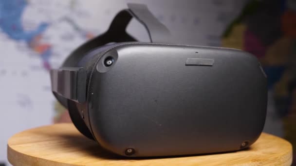 Preto Óculos Realidade Virtual Com Quatro Câmeras Uma Placa Madeira — Vídeo de Stock