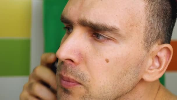 Close Homem Barbear Com Uma Lâmina Aparador Elétrico Vista Lateral — Vídeo de Stock