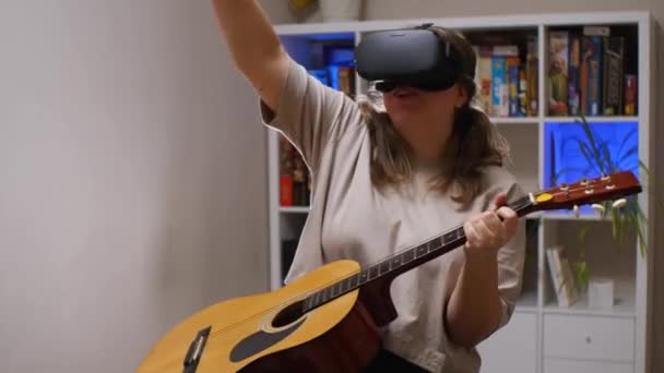 Dívka Brýlích Akustickou Kytarou Místnosti Mávla Rukou Aby Přivítala Virtuální — Stock video
