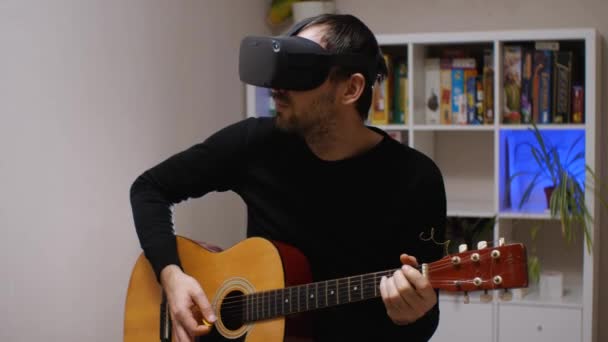 Mężczyzna Czarnej Kawie Okularach Wirtualnej Rzeczywistości Gra Gitarze Akustycznej Nim — Wideo stockowe