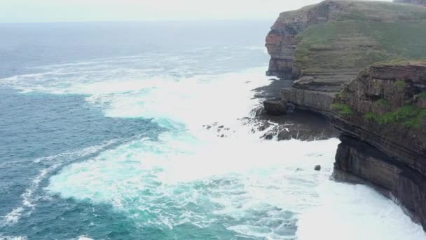 Aerial View Rocky Coastal Cliff Green Natural Area Rough Sea — Stockvideo