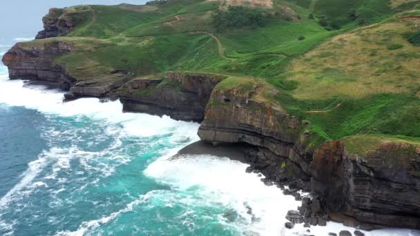 Aerial View Rocky Coastal Cliff Green Natural Area Rough Sea — Video Stock