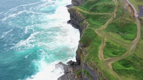 Aerial View Rocky Coastal Cliff Green Natural Area Rough Sea — 图库视频影像