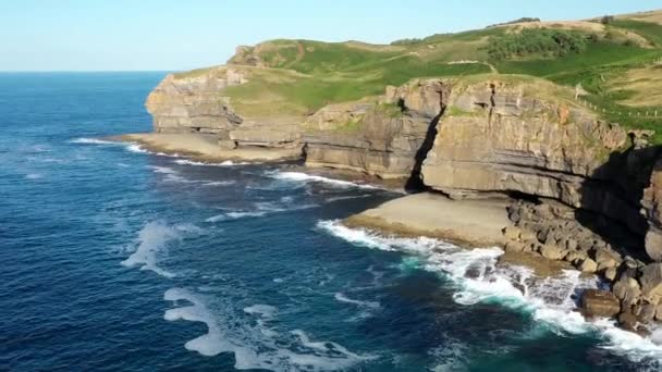 Aerial View Rocky Coastal Cliff Green Natural Area Rough Sea — Stockvideo