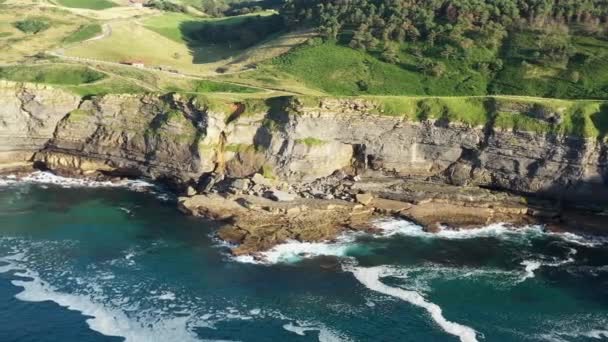 Aerial View Rocky Coastal Cliff Green Natural Area Rough Sea — Stockvideo