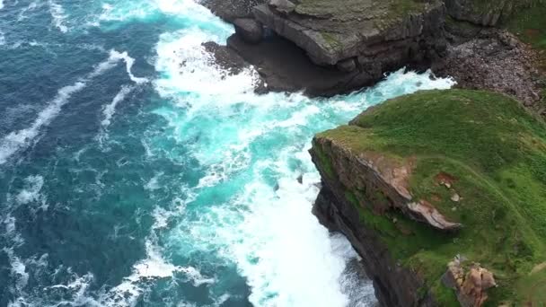 Luftaufnahme Einer Felsigen Küstenklippe Einem Grünen Naturgebiet Über Rauer See — Stockvideo