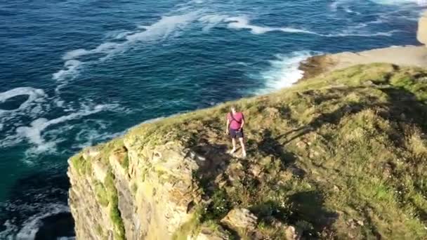 Aerial View Man Rocky Coastal Cliff Green Natural Area Rough — Stock Video