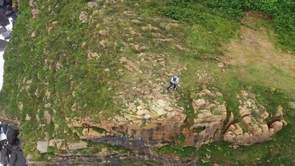 Aerial View Man Rocky Coastal Cliff Green Natural Area Rough — Stock Video