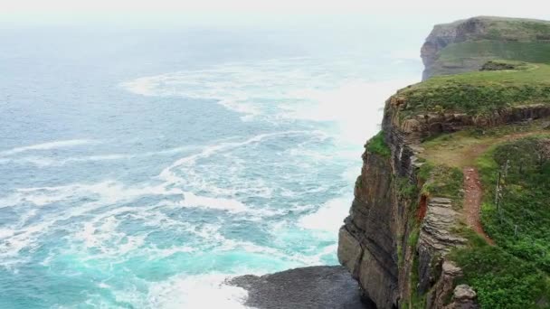 Aerial View Rocky Coastal Cliff Green Natural Area Rough Sea — Stockvideo