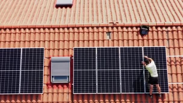 Worker Installing Solar Panels Roof Drone View Navarre Spain Europe — Vídeo de Stock