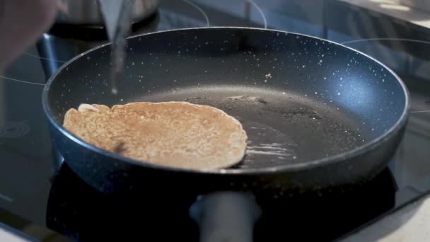 Making Buckwheat Pancakes Pan Close — Vídeo de Stock