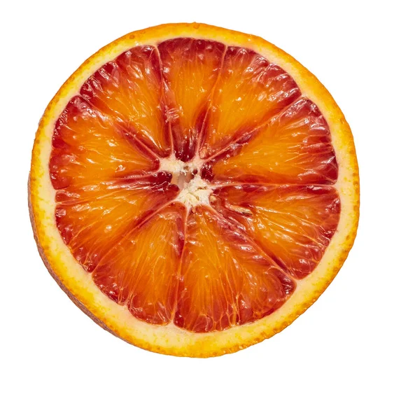 Rebanada de naranja siciliana roja aislada en bacground blanco — Foto de Stock