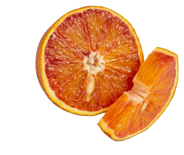 Vörös szicíliai narancs félig vágott és szelet izolált fehér bacground — Stock Fotó