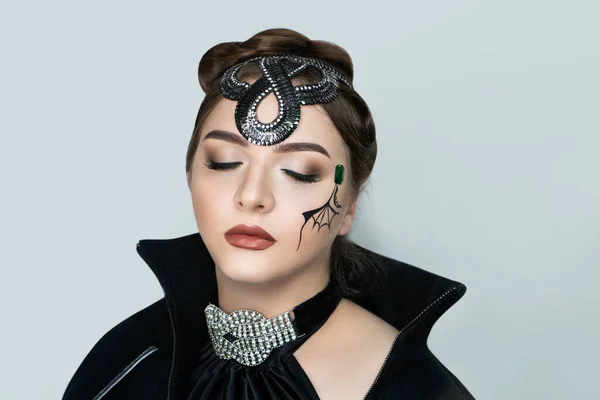 Vacker Makeup För Glamorös Halloweenfest Ansiktskonst Modellens Vita Hud Fladdermusvinge — Stockfoto