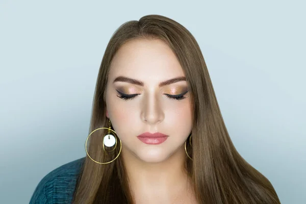 Hermoso Concepto Cuidado Piel Mujer Maquillaje Brillante Tonos Blancos Sombras — Foto de Stock