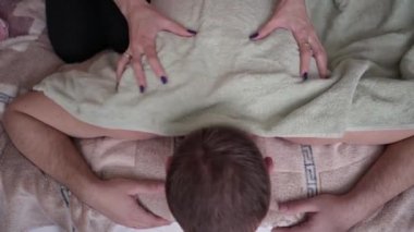 Kadınlar ellerini erkeğin sırtına bastırır. Rahatlama, spa, omurga tedavisi. Yumuşak havluyla temas kur. Uyu, dinlen, salonda zevk al. Spor masajı, kas tonu, bel ağrısından kurtulmak için.