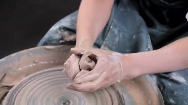 Çömlekçi çarkında kil testi yapma süreci. Yakın plan..