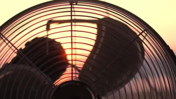 Електричний вентилятор спереду. крупним планом — стокове відео
