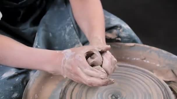 Создание банки или вазы. Мастер Крок. Делаю глиняный кувшин. Скульптор в мастерской делает кувшин из глиняной посуды крупным планом. Колесо гончаров. Концепция керамики. — стоковое видео