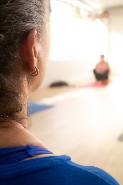 Meditasyon yaparken yoga hocasının yüzünün ayrıntıları..