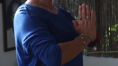 Yoga hocası, Yoga dersinde el ele tutuşup dua ediyor..