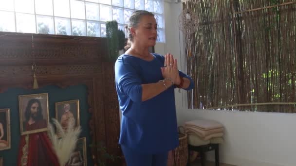 瑜伽老师在瑜伽课上携起手来祈祷 — 图库视频影像