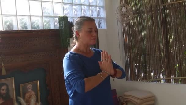 Δάσκαλος Γιόγκα Ενώνει Χέρια Για Προσευχηθούν Κατά Διάρκεια Ενός Μαθήματος — Αρχείο Βίντεο