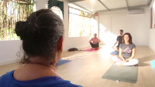 Maestra Yoga Vestida Azul Tiene Vuelta Cámara Mientras Enseña Una — Vídeos de Stock