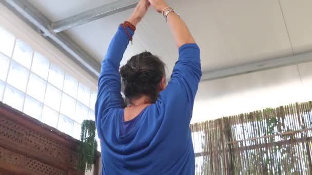 Profesora Yoga Vestida Azul Realiza Ejercicio Estiramiento Frente Sus Alumnos — Vídeos de Stock