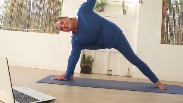 Blu Rivestito Insegnante Yoga Insegna Lezioni Online Suoi Studenti Casa — Video Stock