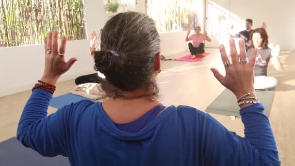 Insegnante Yoga Vestita Blu Insegna Suoi Studenti Casa Mentre Allunga — Video Stock