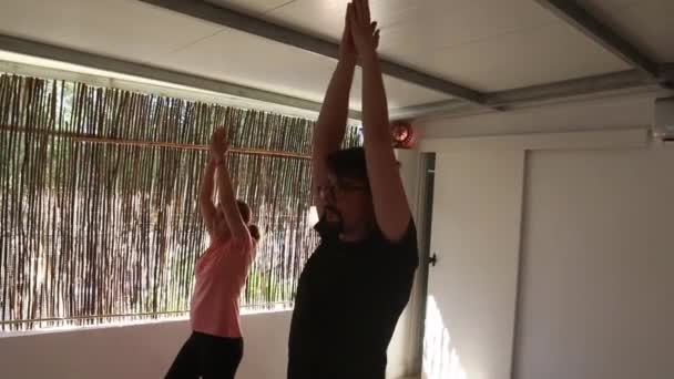 Estudiantes Yoga Realizan Ejercicio Estiramiento Para Cuerpo — Vídeos de Stock