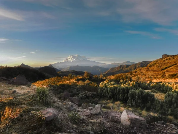 Nevado Cayambe, Ekvador 'un orta kesimindeki bir volkandır..