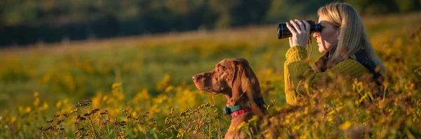 Pemburu Wanita Muda Menggunakan Teropong Untuk Bercak Burung Dengan Anjing — Stok Foto