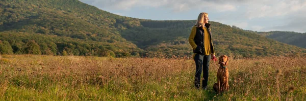 Mature Woman Walking Her Beautiful Hungarian Vizsla Dog Walking Background — Stock Photo, Image