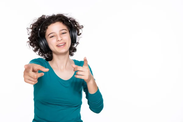 Kulaklık Takan Genç Bir Kız Beyaz Arka Planda Izole Edilmiş — Stok fotoğraf