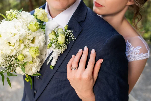 Blisko Ujęcia Nowożeńców Przytulających Się Siebie Żonaty Mąż Żona Zamykają — Zdjęcie stockowe
