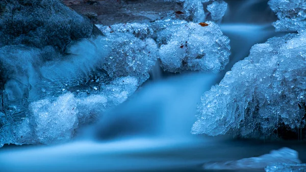 Long Exposure Beautiful Frozen Forest Stream — Stock Photo, Image