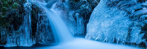 Kaskady Wodospadowe Niskich Temperaturach Zimowych Zamrożony Wodospad — Zdjęcie stockowe