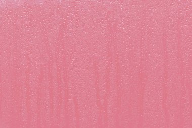 Pasifik Pembe Yağmur Damlacıkları Pencere Arkaplanından Akıyor. Soyut pastel pembe arkaplan.