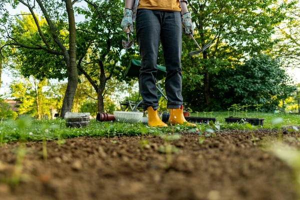 Unrecognizable Female Gardener Standing Her Ornamental Backyard Garden Planting Seedlings — Stock Photo, Image