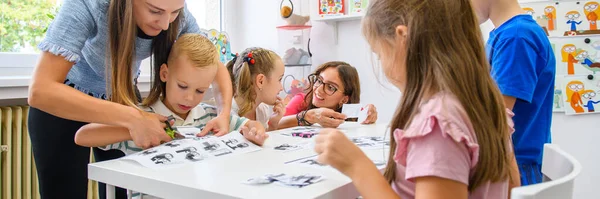 Arbetsterapeutisk Barnterapi Grupp Barn Som Gör Lekfulla Övningar Med Sin — Stockfoto